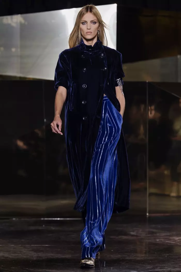 MARSO 2016: Si Anja Rubik naglakaw sa runway sa H&M Studio's fall-winter 2016 show nga gipresentar atol sa Paris Fashion Week
