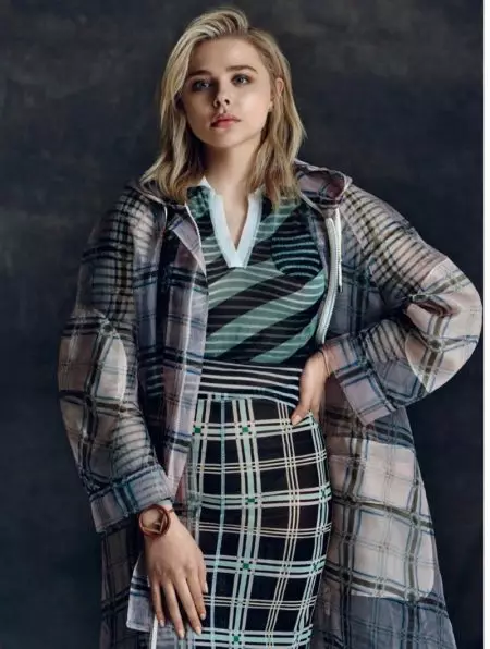 Chloe Grace Moretz Pozas en Printempa Serĉoj de Fendi por L'Officiel Parizo