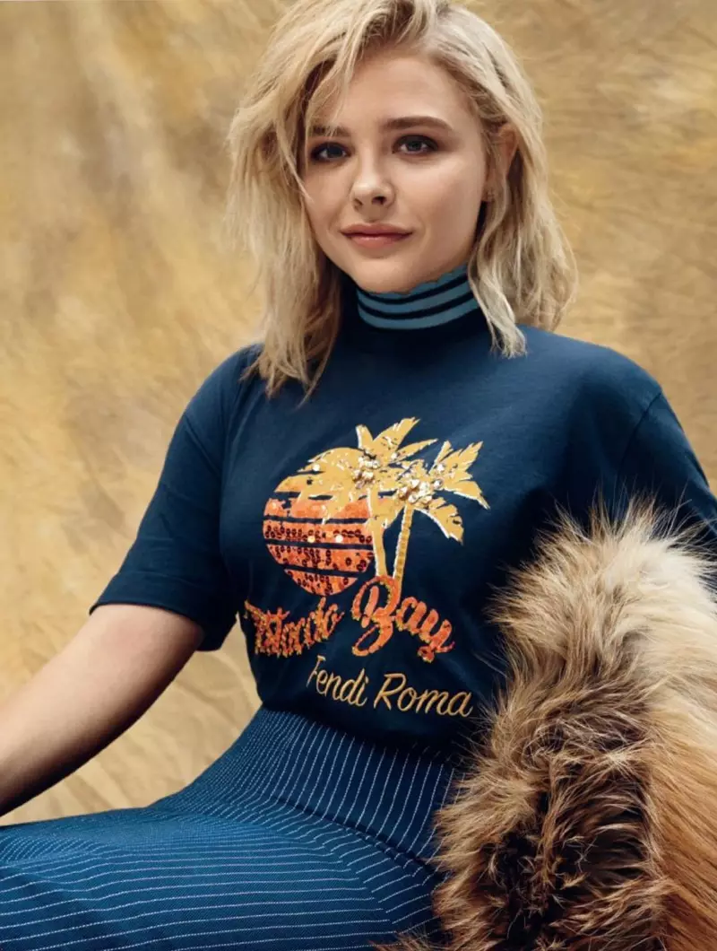 Chloe Grace Moretz draacht Fendi-t-shirt mei pailletten, katoenen rok en bontstole