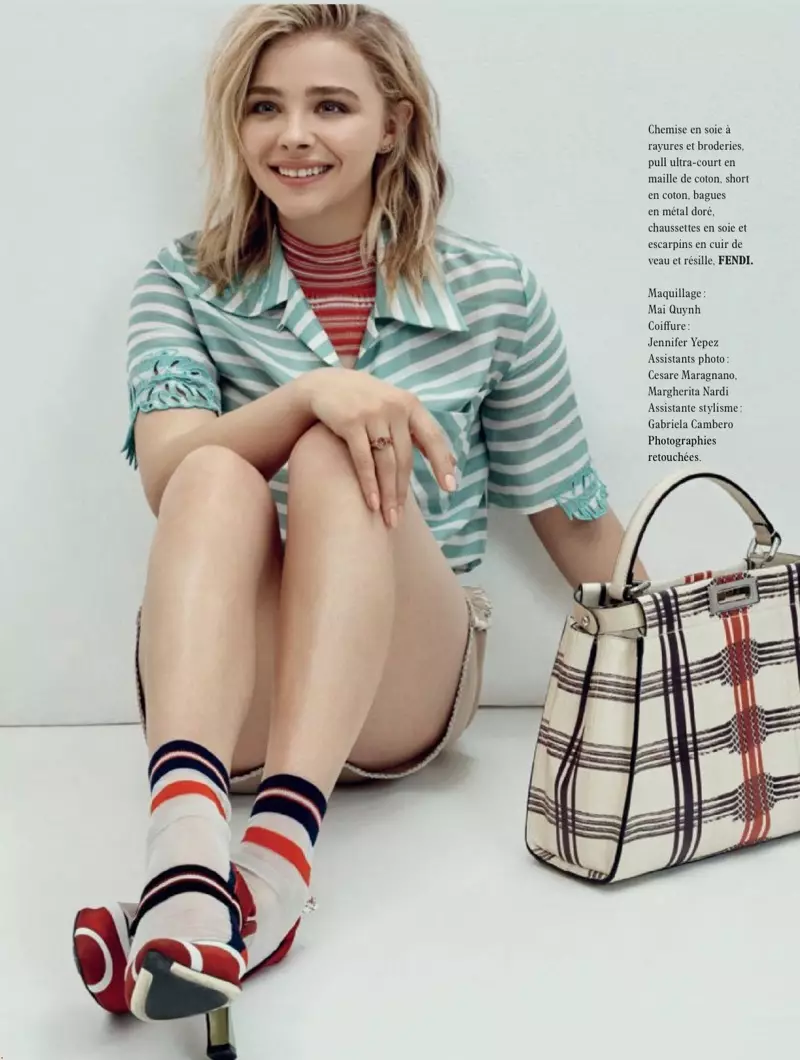 Gülümsəyən Chloe Grace Moretz Fendi köynəyi, sviter, şort və sandalet geyinir