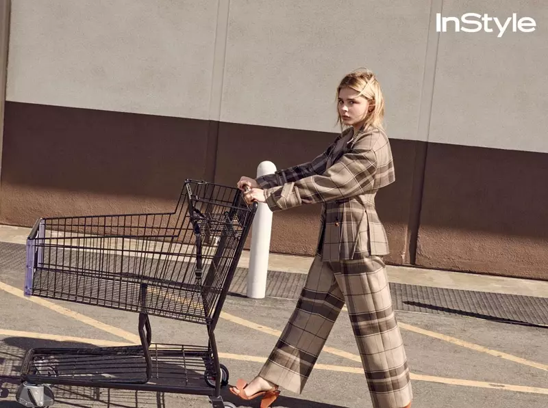 Dréckt en Akafsweenchen, Chloe Grace Moretz huet plaid Celine Jacket an Hosen