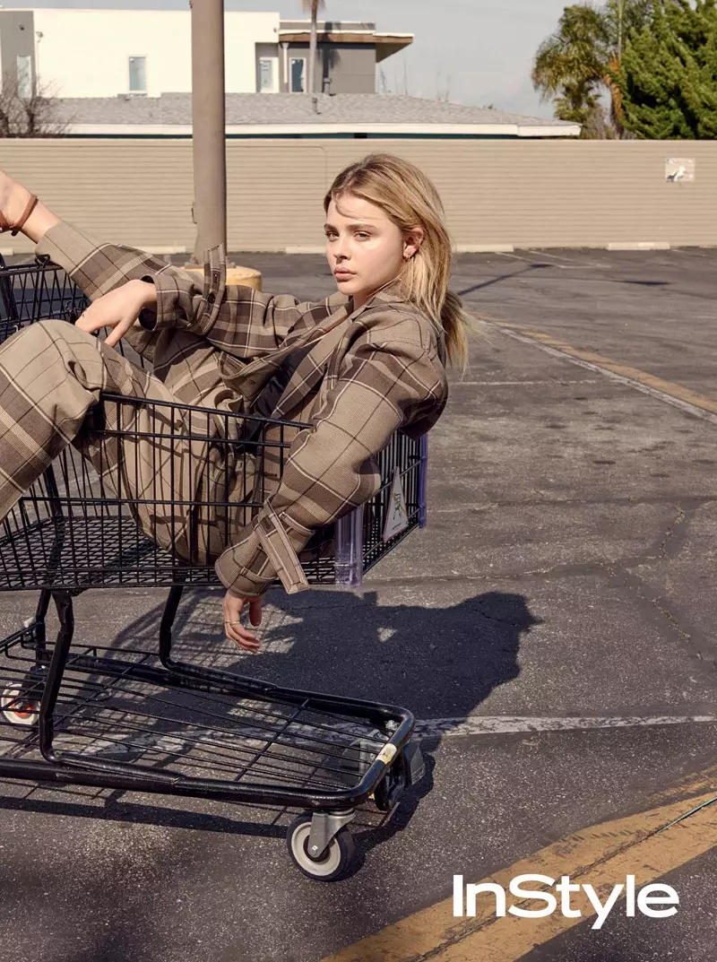 Chloe Grace Moretz pozas en aĉetĉaro