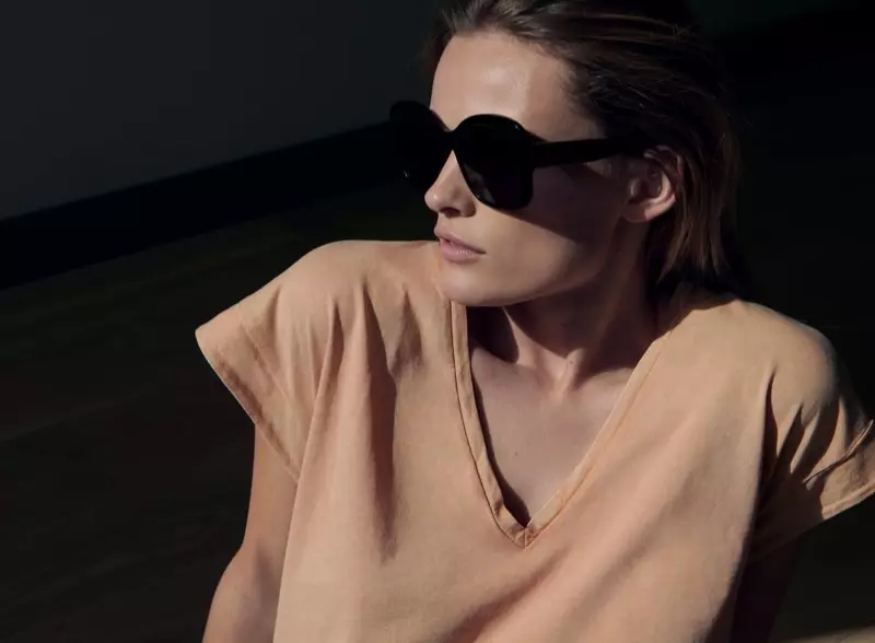 Zara 2020 春夏系列中的 Edita Vilkeviciute 令人不寒而栗。