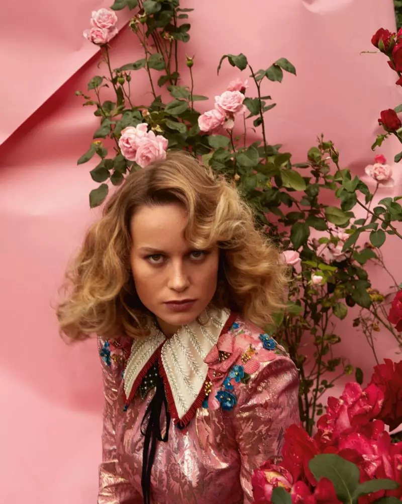 Brie Larson, çiçek süslemeli Gucci elbisesiyle poz veriyor