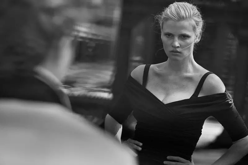 Lara Stone yn Cael Sinematig ar gyfer Vogue Iseldiroedd