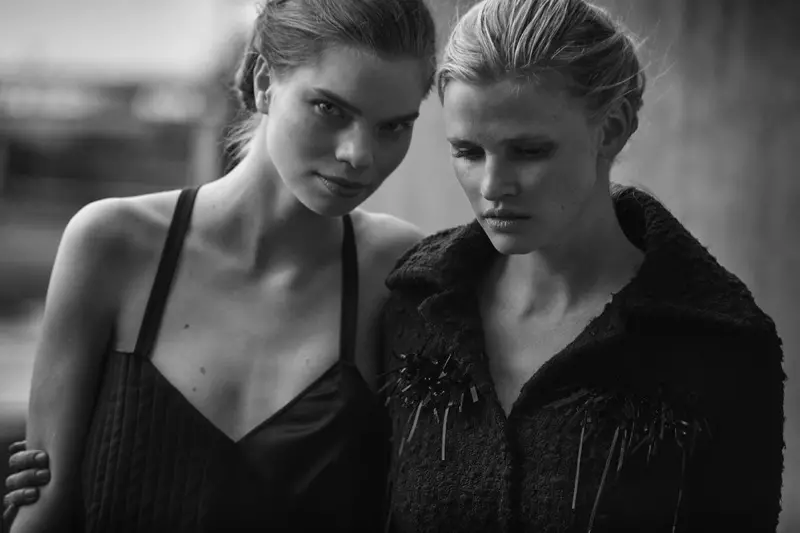 Model Elisa Hupkes dan Lara Stone memakai gaya berinspirasikan retro untuk editorial