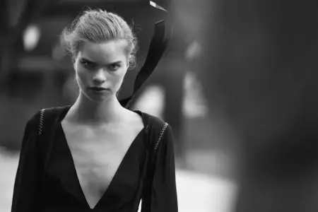 Lara Stone o Fumana Cinematic bakeng sa Vogue Netherlands