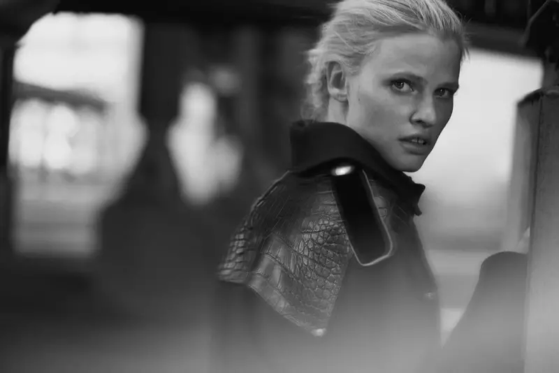 Model Lara Stone, Vogue Hollanda'da yakın çekimini aldı