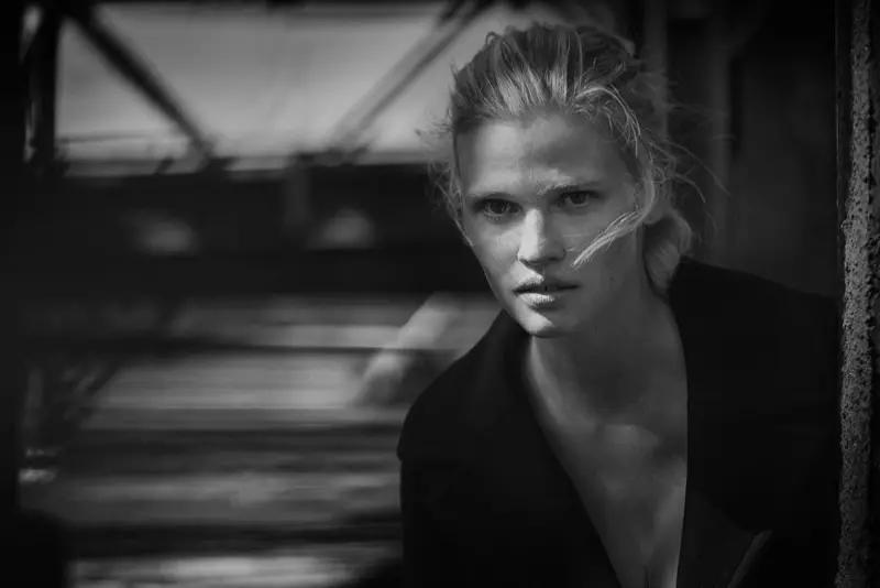 패션 사설을 위해 어두운 옷장에서 포즈를 취하는 모델 Lara Stone