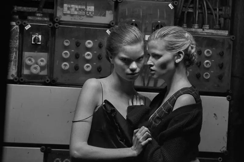 Elisa Hupkes dan Lara Stone bergambar bersama untuk Vogue Netherlands