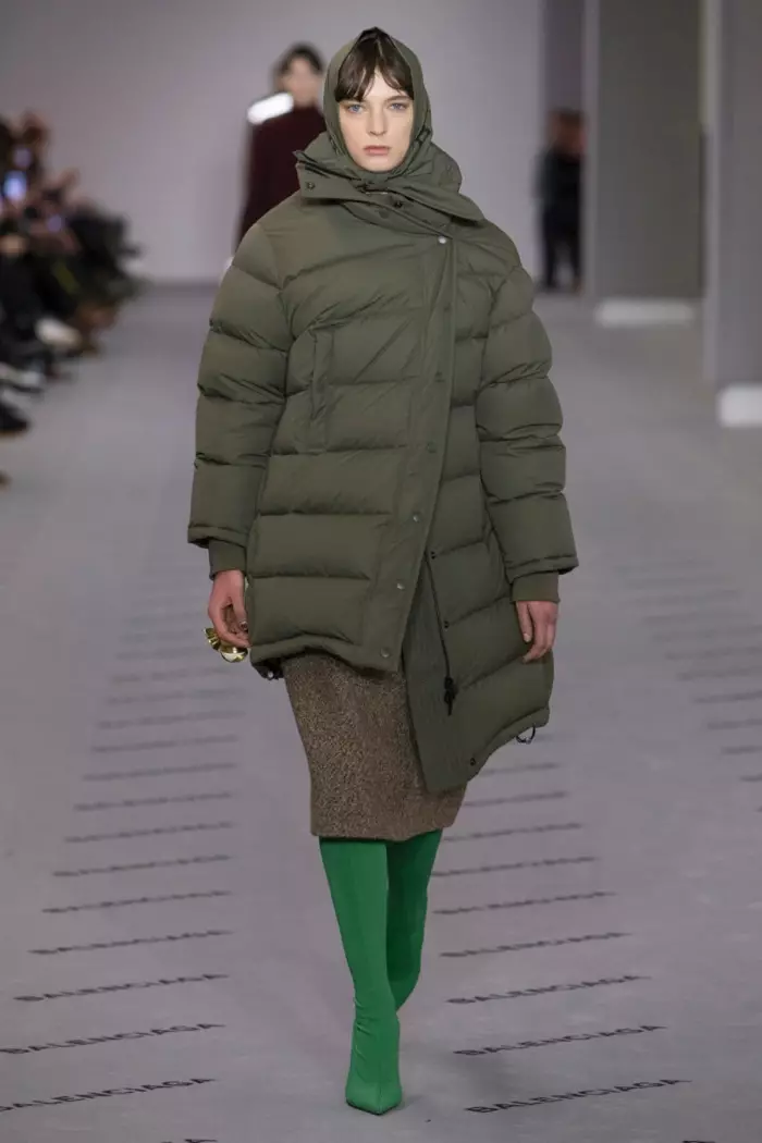 Pufferjacket iwwer mëttlere Rock a spitzen Zehe Stiefel aus der Balenciaga Hierscht-Winter 2017 Kollektioun