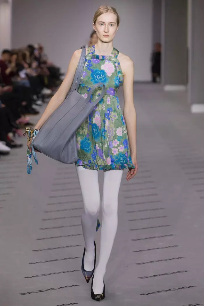 Balenciaga 2017 秋冬系列花卉印花圍裙連衣裙搭配大號手提包