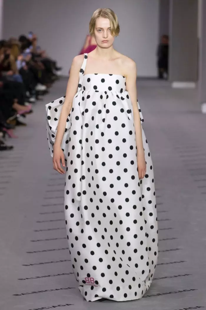 Balenciaganyň 2017-nji ýylyň güýz-gyş ýygyndysyndan gaýyşsyz polka nokat çap edilen eşik we gabat gelýän sumka