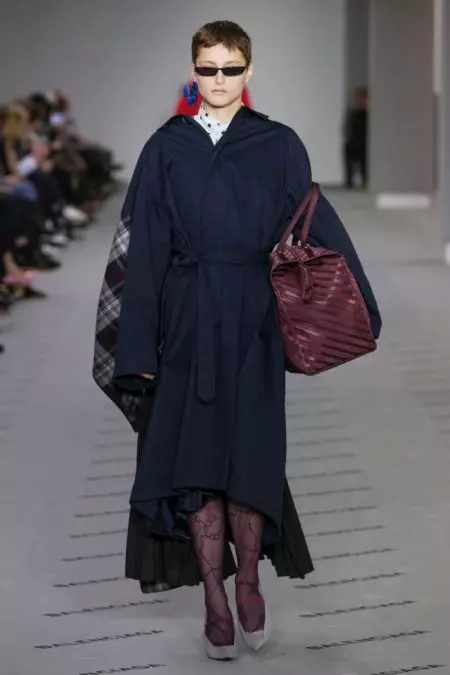 „Balenciaga“ 2017 m. rudenį pristato lengvą prabangą