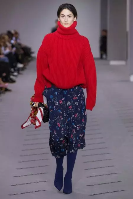 Balenciaga 2017 оны намрын тансаг хэрэглээг хүргэж байна