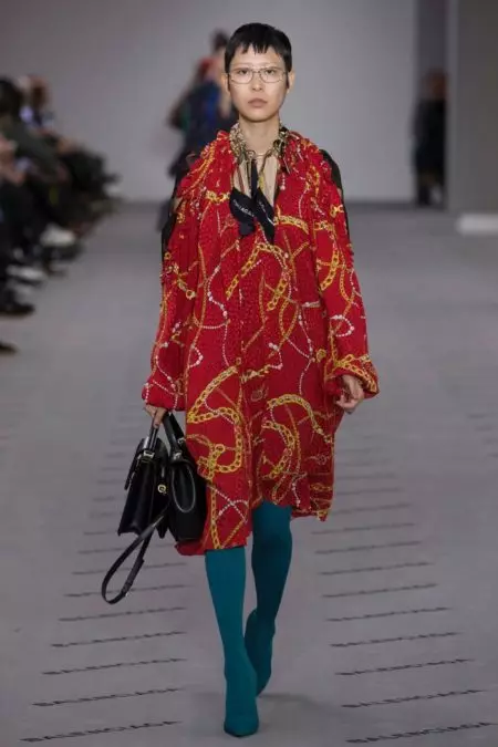 Balenciaga Fall 2017 साठी प्रयत्नरहित लक्स प्रदान करते