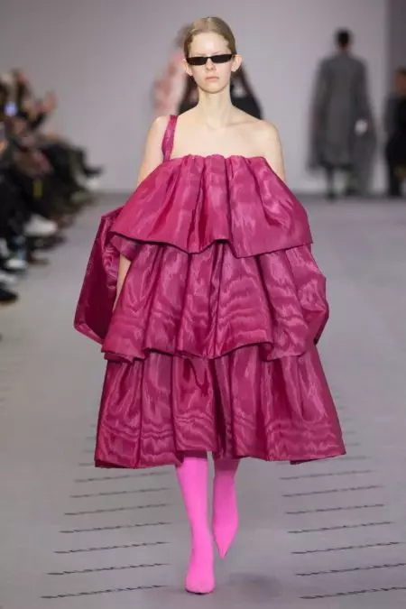 Balenciaga piedāvā vieglu greznību 2017. gada rudenim