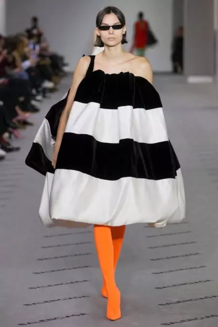 Balenciaga Fall 2017 साठी प्रयत्नरहित लक्स प्रदान करते