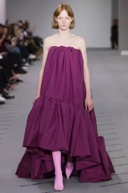 Balenciaga, Sonbahar 2017 için Zahmetsiz Lüks Sunuyor