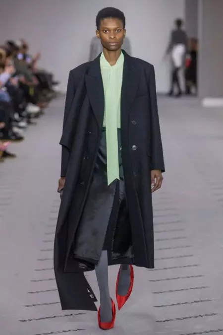 Mae Balenciaga yn Darparu Luxe Diymdrech ar gyfer Fall 2017