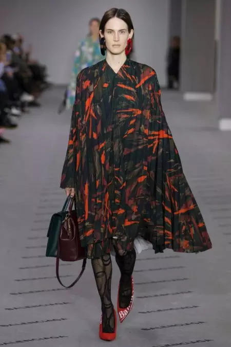 Balenciaga 2017-يىلى كۈز پەسلىدە جاپالىق ھەشەمەت يەتكۈزدى