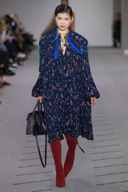 Balenciaga propose un luxe sans effort pour l'automne 2017