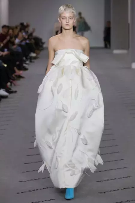 Balenciaga 2017-يىلى كۈزدە كۈچسىز ھەشەمەت يەتكۈزدى