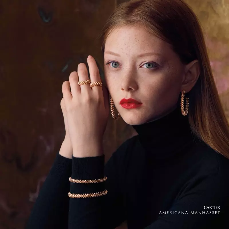 Cartier-sieraden nimme it fuotljocht yn 'e kampanje fan Americana Manhasset hjerst-winter 2019