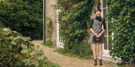 Sara Grace Wallerstedt poserer i England til Americana Manhasset Fall '19