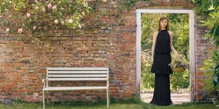 Sara Grace Wallerstedt pozira v Angliji za film Americana Manhasset Fall '19