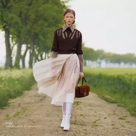 Sara Grace Wallerstedt pozira v Angliji za film Americana Manhasset Fall '19