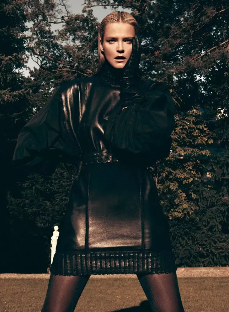 Carmen Kass yn Clad in Black ar gyfer Vogue America Ladin's September Cover Shoot gan Koray Birand