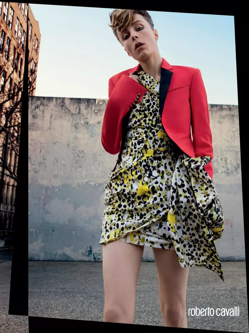 Edie Campbell modela un blazer vermell i un vestit estampat a la campanya primavera 2016 de Roberto Cavalli