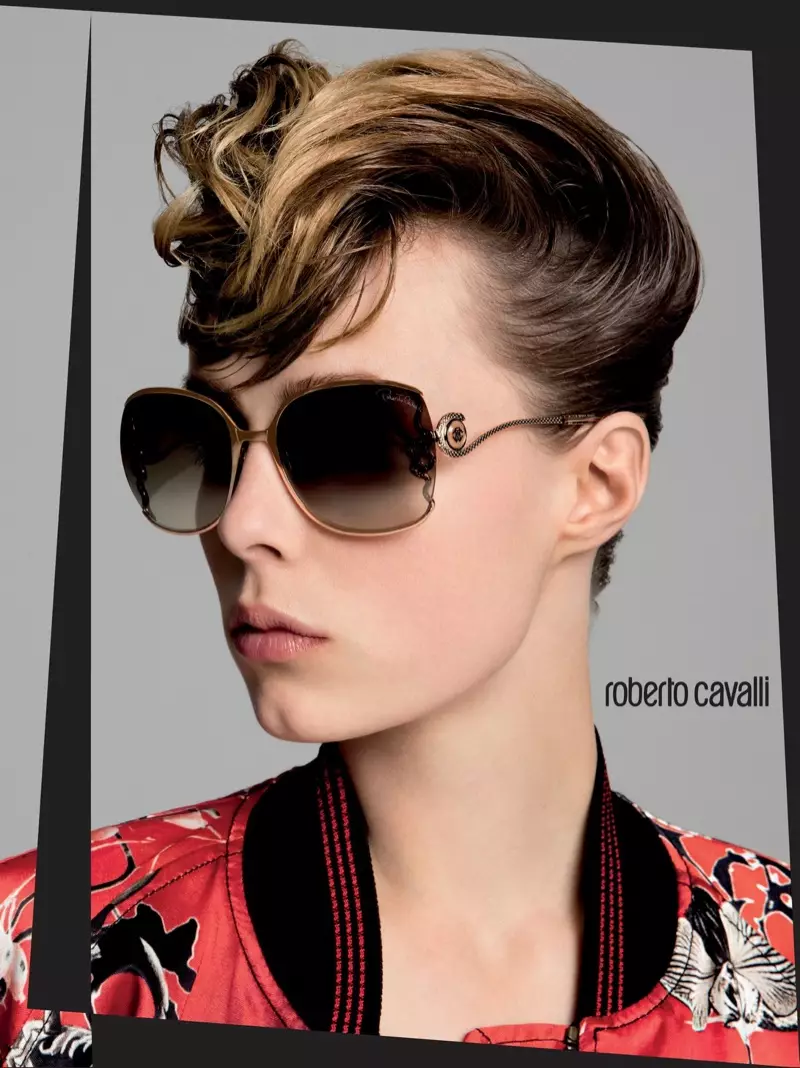 Edie Campbell lleva gafas de sol geométricas en la campaña publicitaria primavera 2016 de Roberto Cavalli