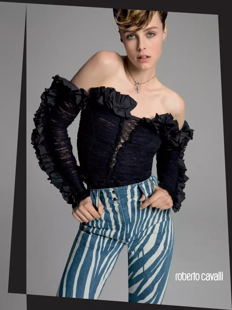 Edie Campbell pose nganggo blus off-the-shoulder lan celana zebra print ing kampanye musim semi 2016 Roberto Cavalli