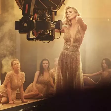 Tom qab SCENES: Charlize Theron ci hauv kub hnav rau Dior J'adore Absolu tshuaj tsw qab