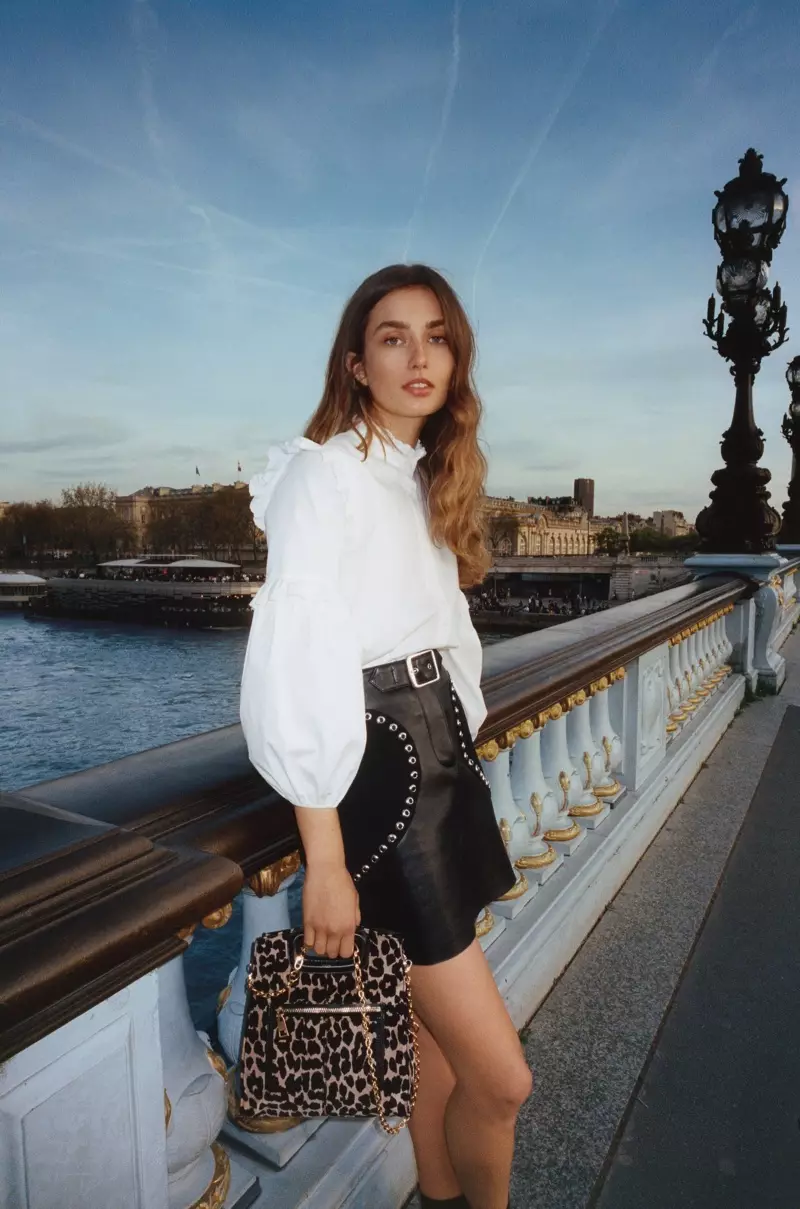 Andreea Diaconu akipiga picha mjini Paris kwa ajili ya kampeni ya Maje ya msimu wa baridi-wa baridi 2017