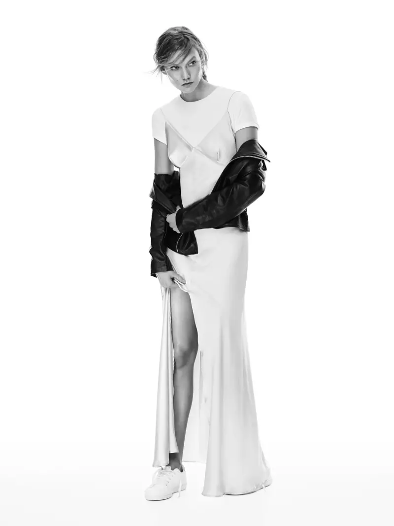 Karlie Kloss ist in Schwarz-Weiß fotografiert und trägt Mangos langes Unterkleid, ein weißes Hemd und eine Jacke