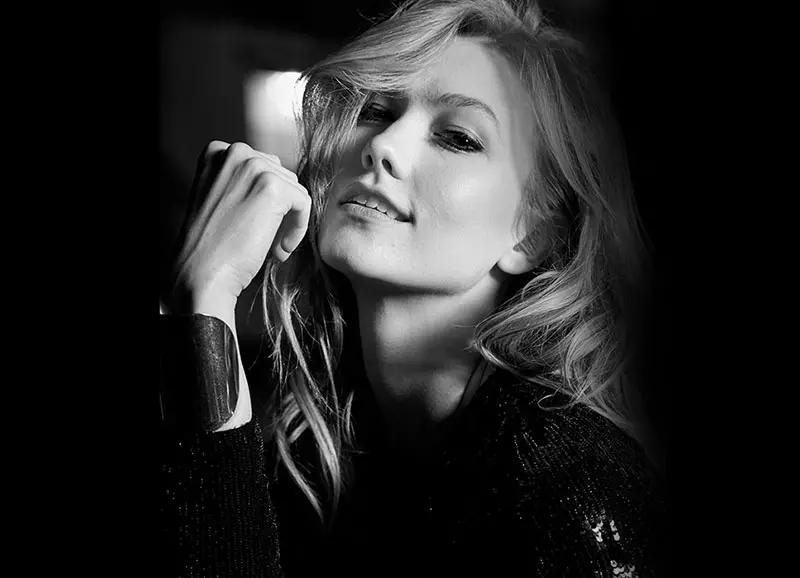 Photographiée en noir et blanc, Karlie Kloss donne un air timide sur le tournage du tournage du parfum Carolina Herrera