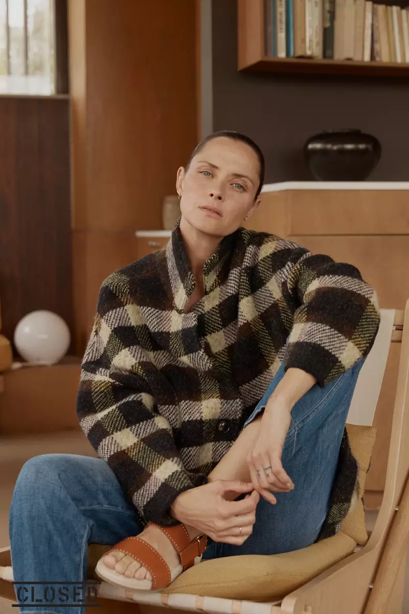 La modelo Tasha Tilberg luce una chaqueta a cuadros para la campaña Closed otoño-invierno 2019