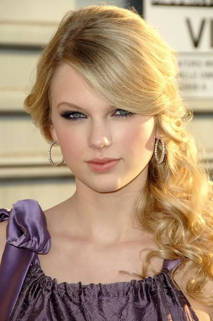 Taun 2008, Taylor ngagem rambut pirang panjangna dina buntut kuda samping kalayan gelombang romantis. Poto: Koléksi Everett / Shutterstock.com