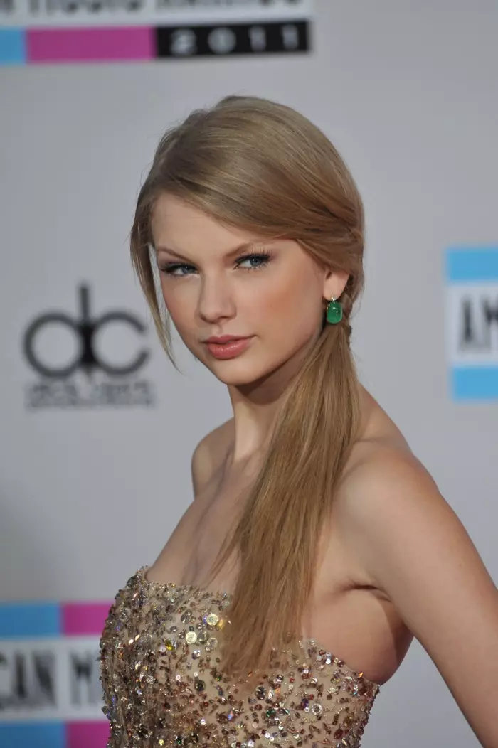 Taylor Swift draacht in lange en rjochte ponytail dy't yn 2011 oan 'e kant skieden. Foto: Jaguar PS / Shutterstock.com