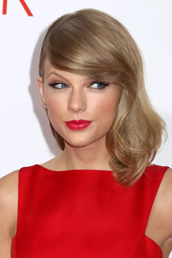 2014 zeigte Taylor ihre neuen kurzen Haare. Hier ist sie mit Seitenscheitel und Pony. Foto: JStone / Shutterstock.com