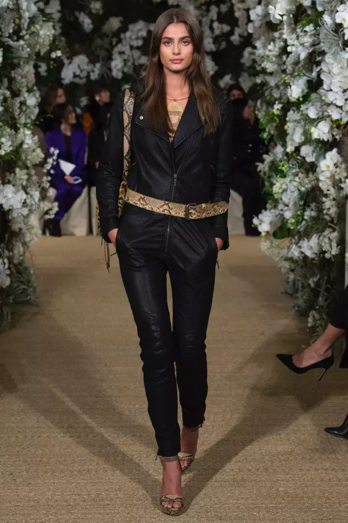 Taylor Hill porta un mono de jaqueta de moto de la col·lecció primavera-estiu 2017 de Ralph Lauren