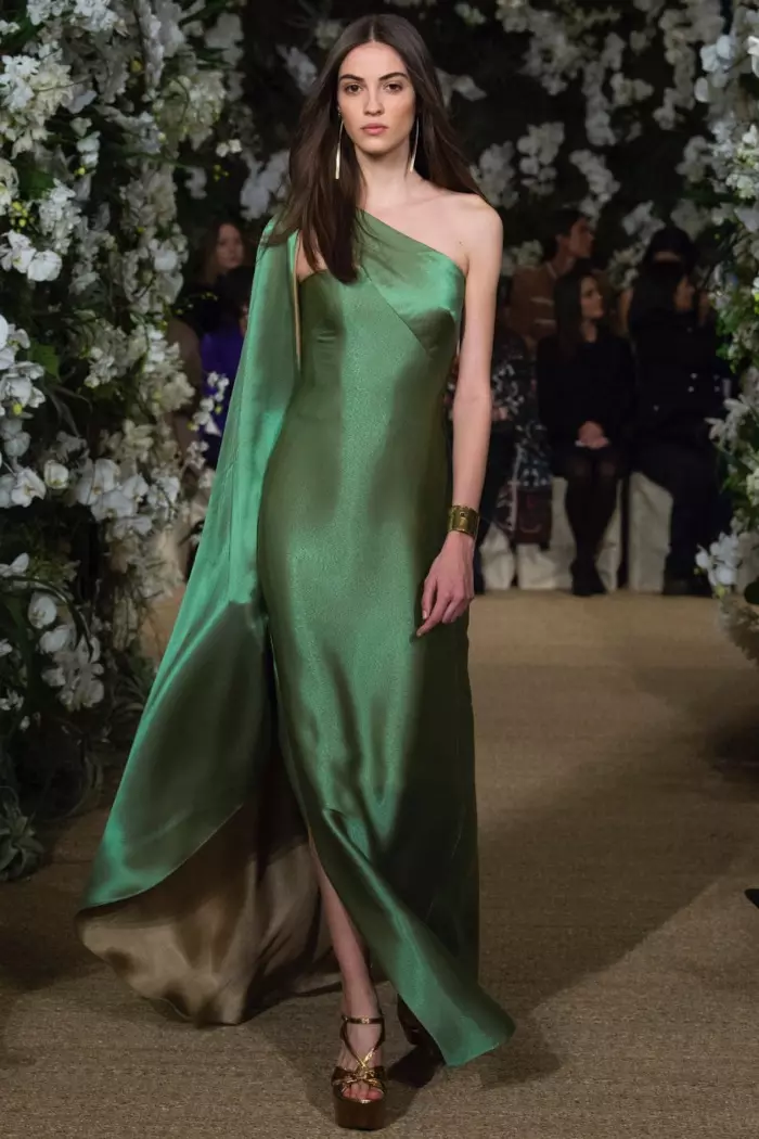 Usa ka manggas nga berde nga gown nga adunay draping gikan sa koleksyon sa tingpamulak-ting-init nga 2017 ni Ralph Lauren