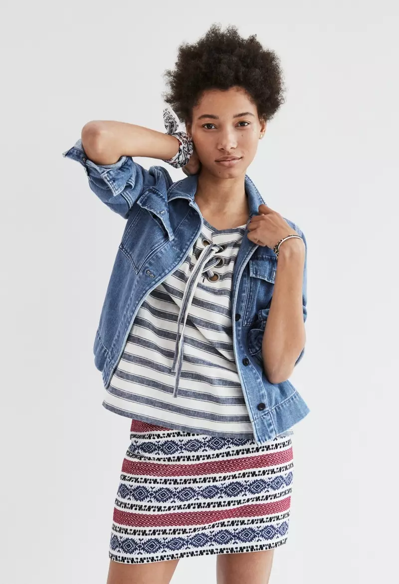 Jaqueta militar cortada Madewell Northward em jeans, blusa listrada com cadarço e saia jacquard Gamine