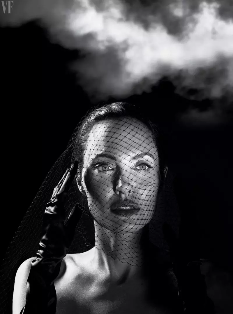 Zuri-beltzean harrapatuta, Angelina Joliek sareko belo bat darama