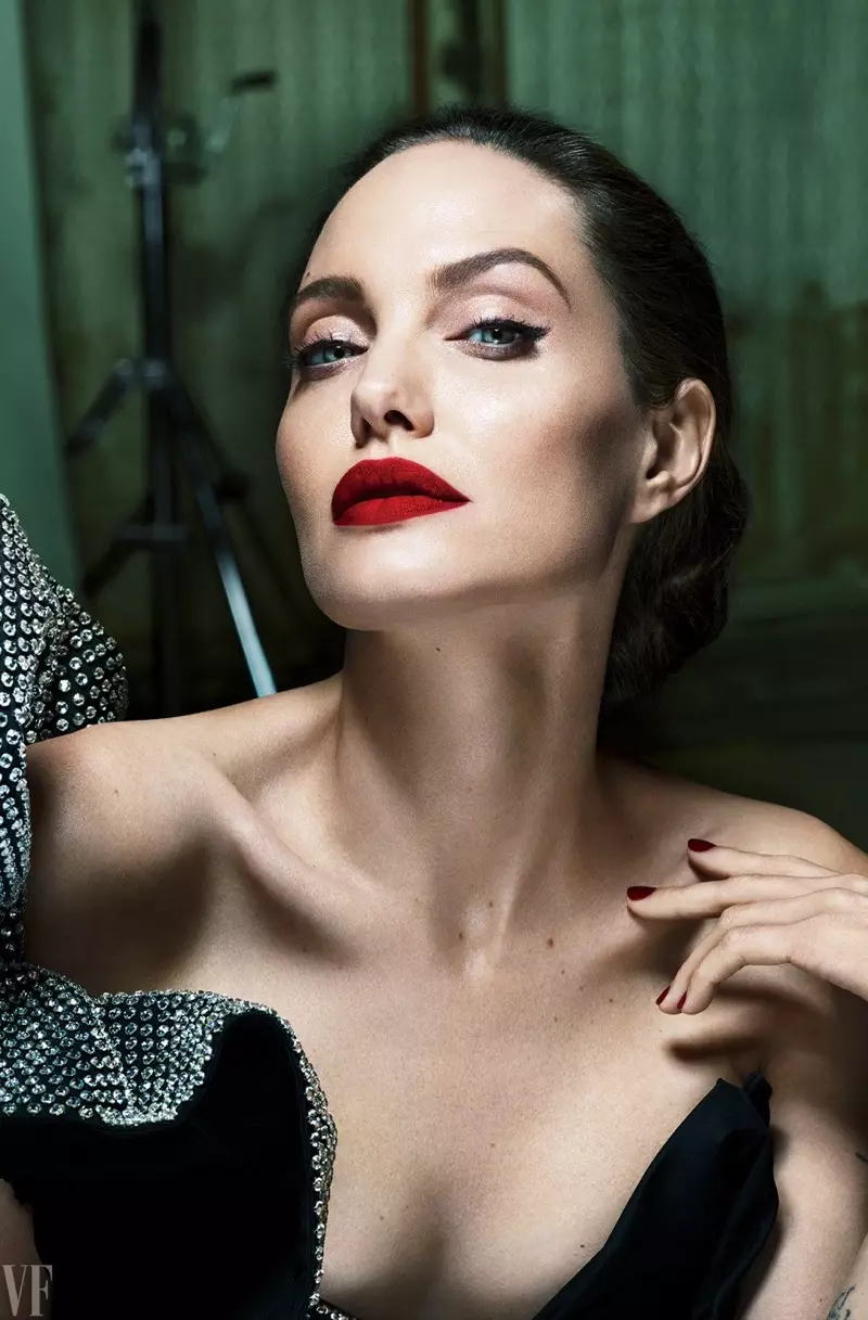 Angelina Jolie harridura egiten du ezpainetako gorri ilunarekin