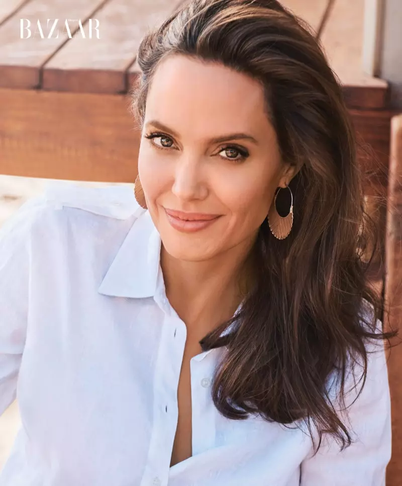 Nakasuot ng Gabriela Hearst blouse ang aktres na si Angelina Jolie