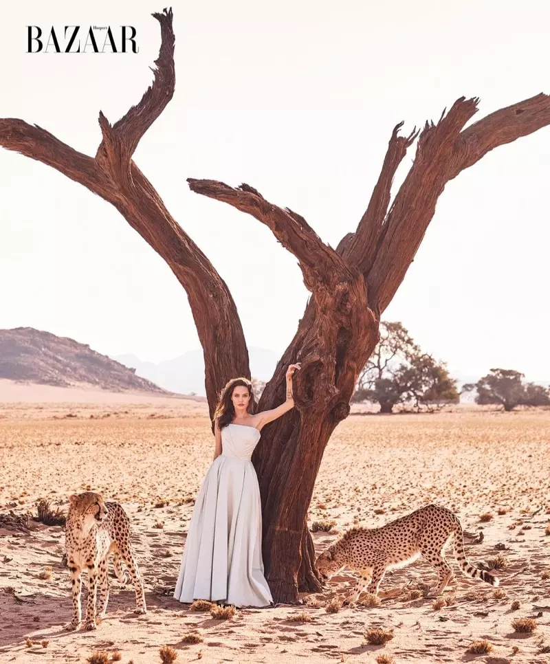 Posearje mei cheeta's draacht Angelina Jolie Atelier Versace-jurk
